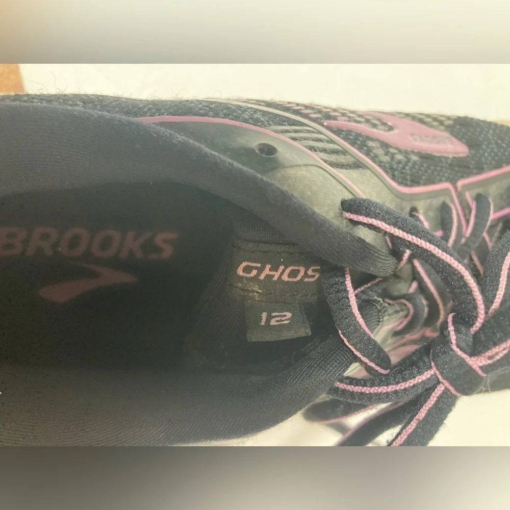 Brooks Ghost 12 black and purple tie string running shoes 9.5 athletic